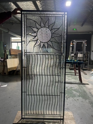 De ingangsdeur bevat glas met patina en een dikte van 1 cm.