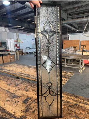 Aanpasbaar glazen deurpaneel, ontworpen om in diverse deurtypes te passen, wat zorgt voor elegantie en verbeterd zicht